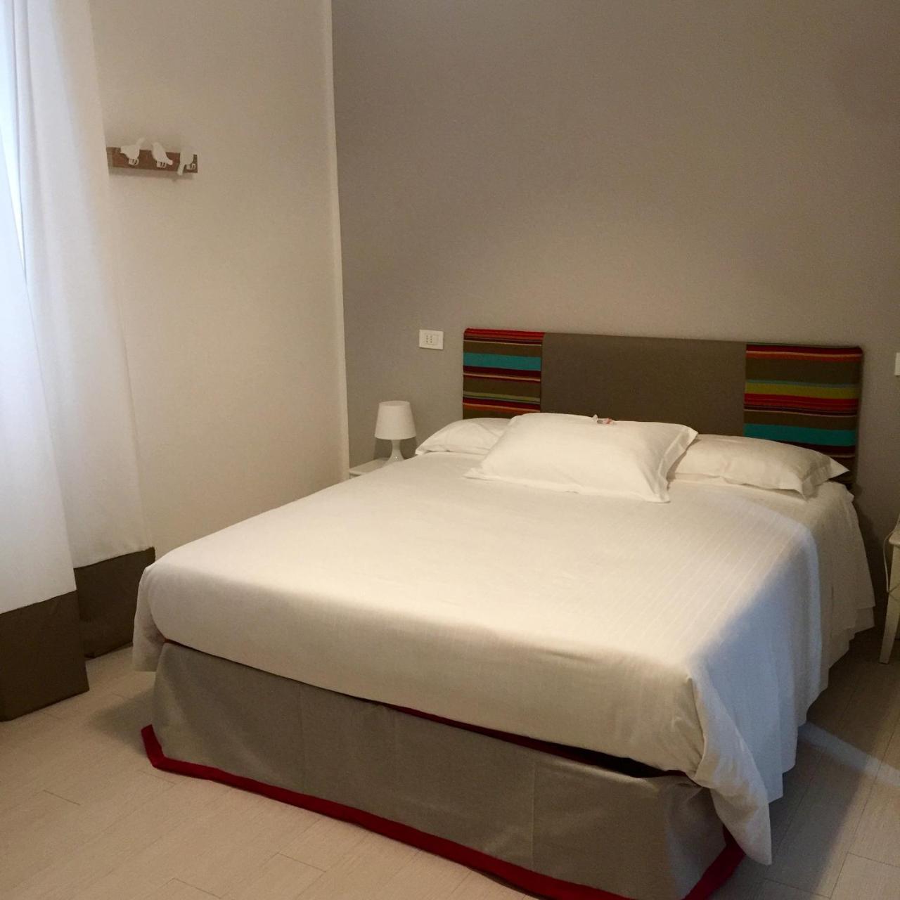 Hotel Spot Варацце Екстер'єр фото